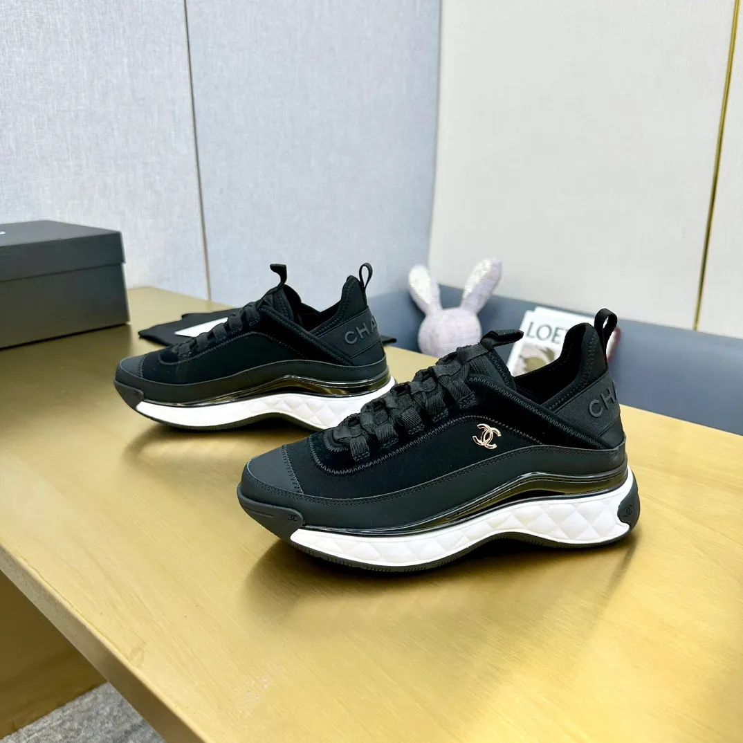 👟👟Ex-factory price 480👟👟 Top version Chanel Chanel - 2023 counter top casual sports shoes This classic design; the upper is electro-embroidered with a variety of techniques; the outsole is fashionable and sporty; it is unusual to incorporate a variety of color matching elements... The diversified mix and match is very beautiful and versatile, and can be used for leisure, fashion, sports and outdoor... ꫛꫀꪝ Go➫ Material: ❶The upper is made of: original imported mercerized velvet + double-layer breathable mesh ❷The inner lining is made of: the original imported breathable mesh ❸The outsole is based on: original T👟👟factory price U combination outsole counter boutique packaging full set women 35-41 men 38-46 ᅟᅠᅟᅠᅟᅠ